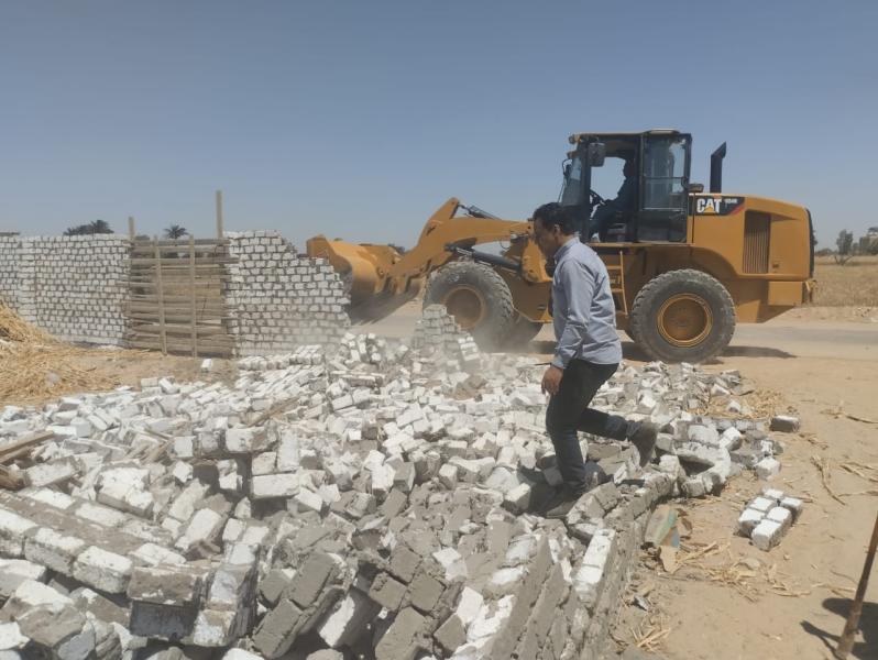 محلية الوقف تزيل تعديات على 1395 مترًا من الأراضي الزراعية وأملاك الدولة بقرية المراشدة