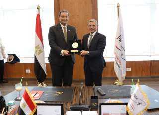 محافظ دمياط يزور وكالة الفضاء...