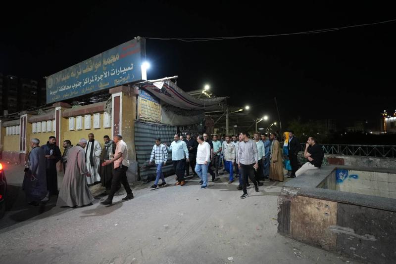 محافظ أسيوط يواصل جولاته الميدانية لمتابعة مواقف السرفيس ومحطات الوقود