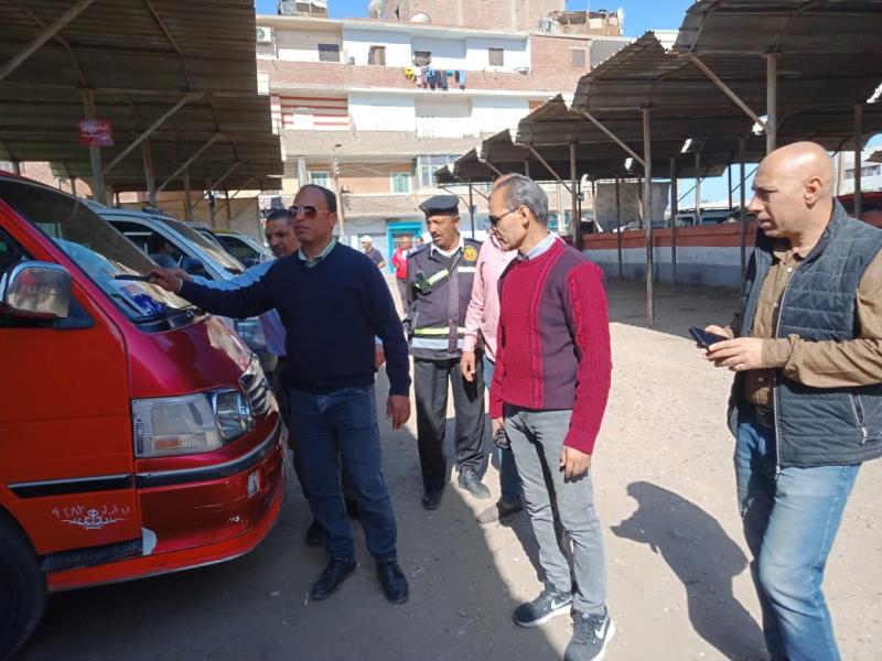 محافظ المنيا يتابع الحملات الرقابية على المواقف للتأكد من الالتزام بتعريفة الركوب الجديدة