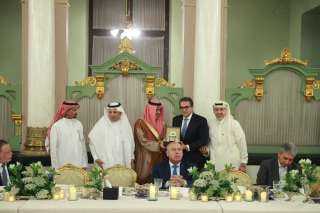 وزير الصحة يشارك في جلسة...