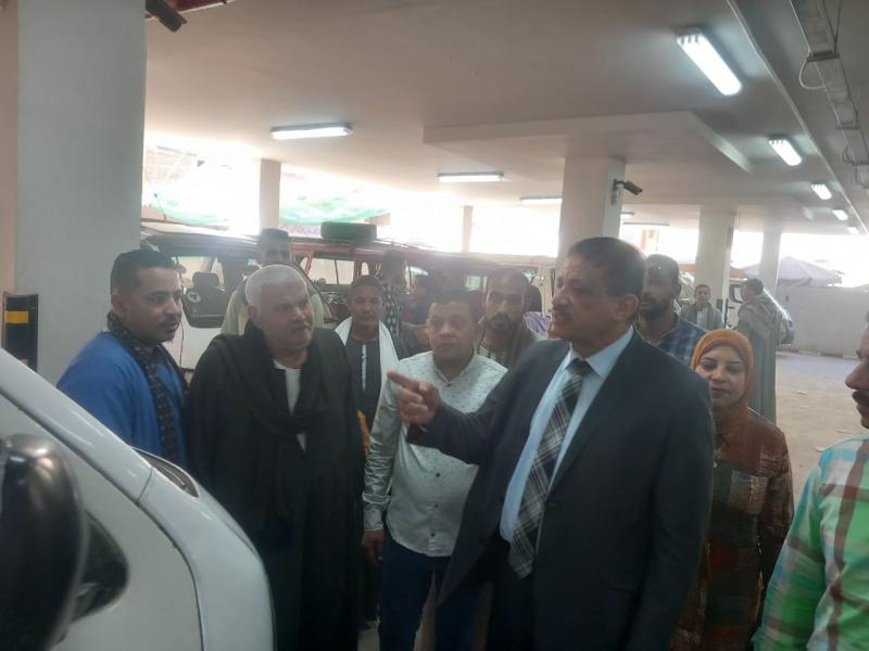 محافظ أسيوط يكلف الأجهزة التنفيذية بالمرور على المواقف للتأكد من تطبيق التعريفة
