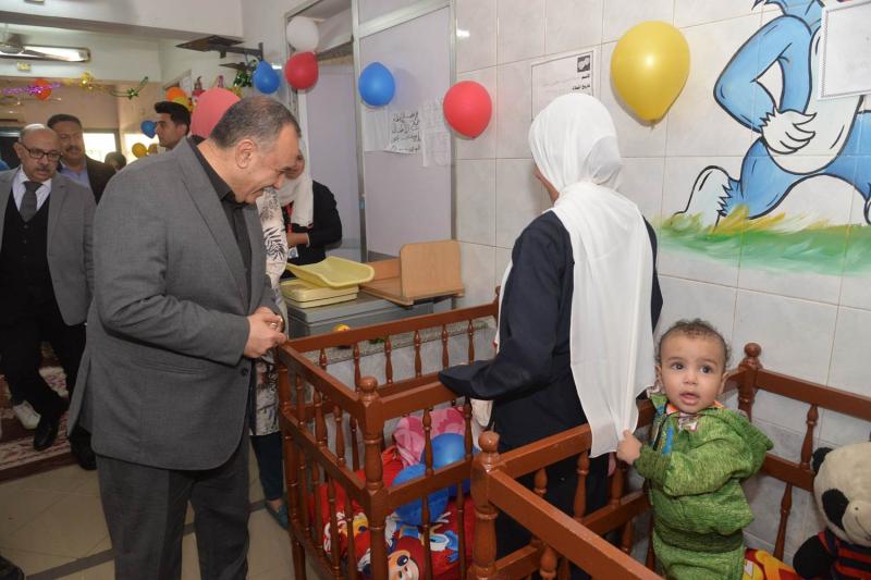 محافظ أسيوط يتفقد مركز الأطفال المعثور عليهم بمديرية الصحة ويؤكد تقديم سبل الدعم وتفعيل المشاركة المجتمعية للمركز