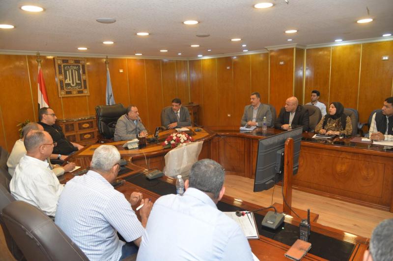 محافظ أسيوط يعقد اجتماعا مع رؤساء المراكز والأحياء لمناقشة ملفات المتغيرات المكانية والتصالح والتقنين