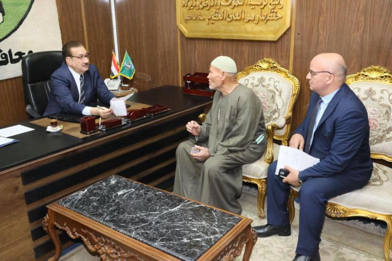 محافظ المنوفية يفحص طلبات المواطنين ويوجه بإجراءات عاجلة وحلول فورية
