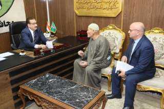 محافظ المنوفية يفحص طلبات المواطنين...