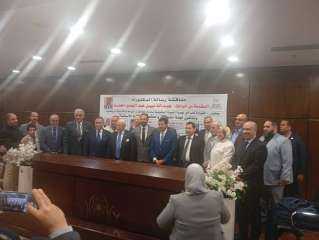 وزير الشباب والرياضة مناقشاً لأحد...