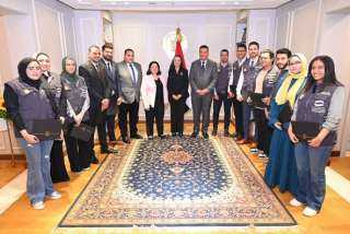 وزيرة التضامن تكرم فرق عمل...