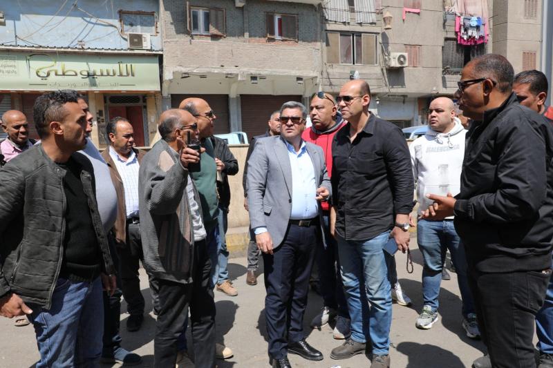 السكرتير العام المساعد لمحافظة الجيزة يتابع انتظام العمل بمواقف السرفيس والتزام السائقين بالتعريفة الجديدة