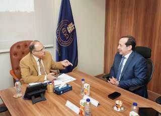 رئيس هيئة الدواء المصرية يجتمع...
