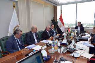 وزير التموين يعقد اجتماعًا مع...