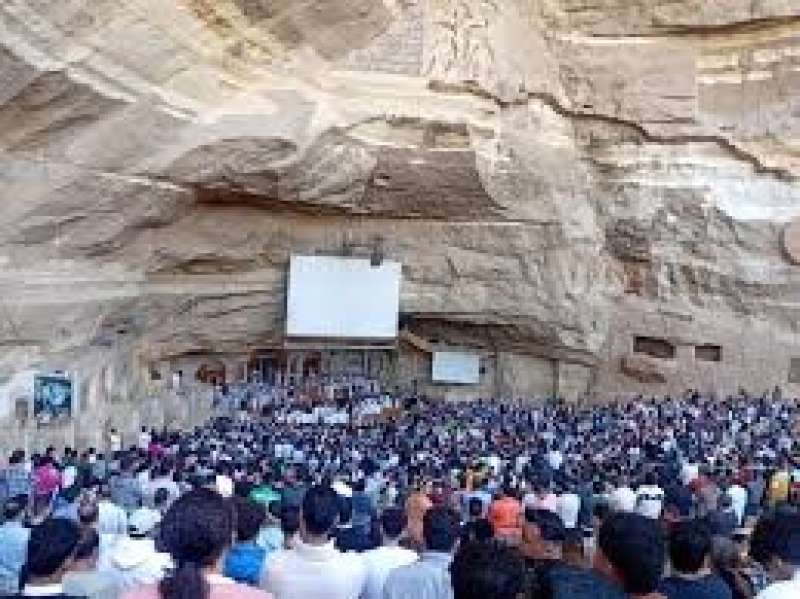 آلاف من الأقباط يشاركون في الاحتفال بأحد السعف في دير سمعان الخراز