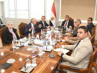 وزير الإسكان يلتقي مسئولي أحد...