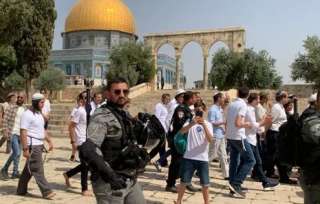 مستوطنون يقتحمون باحات المسجد الأقصى...
