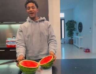 محمد رمضان يقطع البطيخ ويشعل...