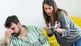 تفتيش هاتف الزوج دون إذنه:...