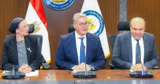 وزراء البترول والبيئة والطيران يبحثون...
