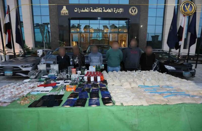 الحشيش الاصطناعي.. ضربة أمنية قوية تقضي على تشكيل عصابي متخصص في تصنيع المخدرات