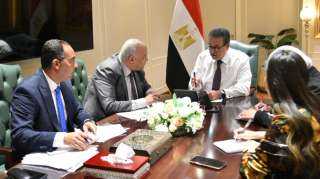 وزير الصحة يبحث دعم الأطقم...
