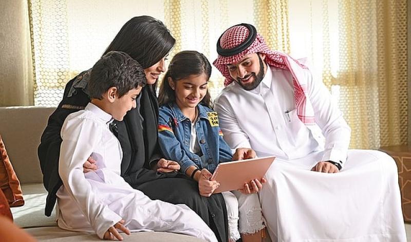 مسرحية من خمسين عامًا تعيد دفء التواصل العائلي في الشاشات الرقمية