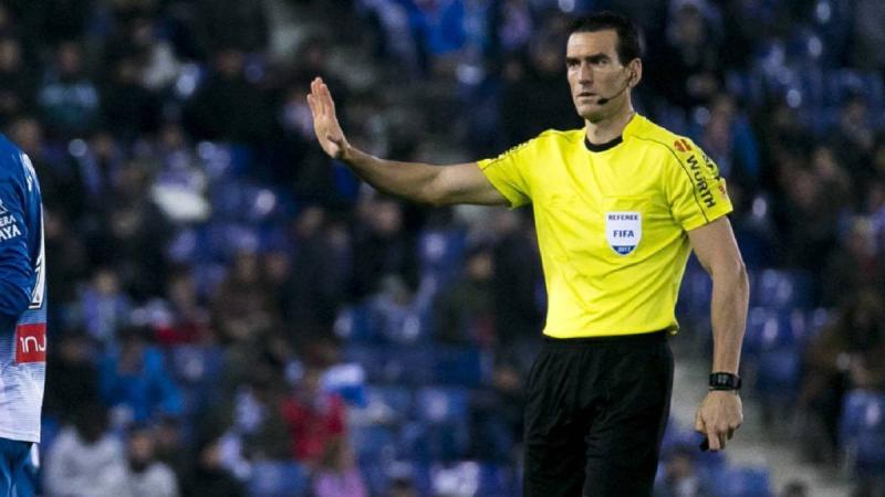 حكم مباراة برشلونة وريال مدريد في الدوري الأسباني