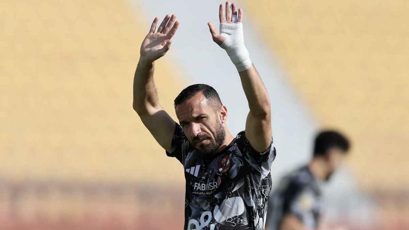 علي معلول لاعب النادي الأهلي