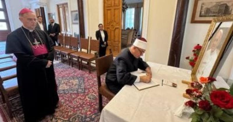 الدكتور نظير محمد عياد يقدم التعازي فى عزاء البابا فرنسيس