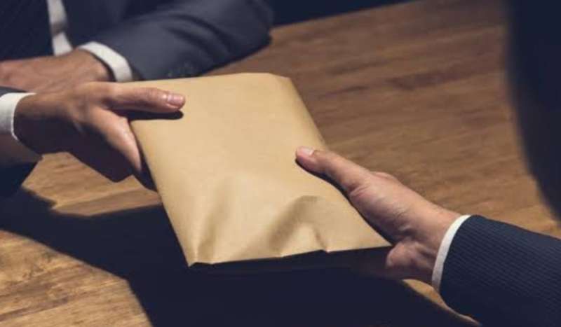 10 ملايين جنيه رشوة لتهريب سجائر وخمور.. تأجيل محاكمة 17 مسئولًا جمركيًا وشركاءهم إلى مايو
