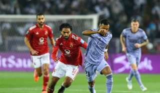 رمي الزجاجات مقابل تحية رونالدينيو.....