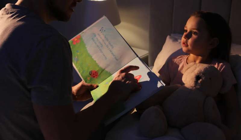 دراسة جديدة.. آباء جيل زد أقل اهتمامًا بأبنائهم من حيث قراءة القصص