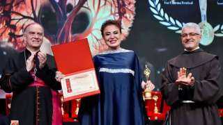 بسبب كسر قدميها.. الفنانة مادلين...