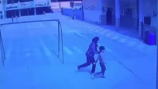 مُعلمة تعتدي على طفل مريض...