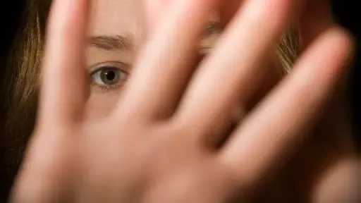 توقيع العقوبة على بائع ملابس...