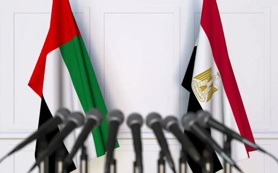 سفينة مصرية عالقة بالمياه الإماراتية منذ عدة أشهر... والسفارة المصرية تتدخل لحسم الأمر