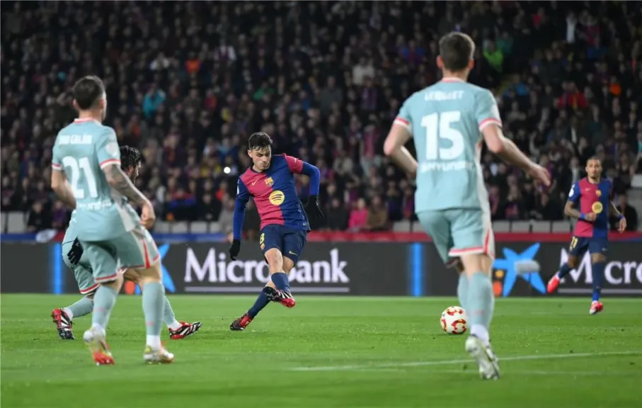 ألفاريز يتحدث عن نجم برشلونة الذي فاجأه هذا الموسم