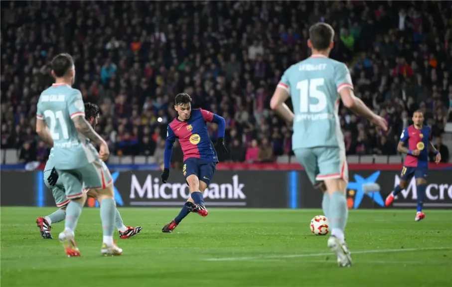 ألفاريز يتحدث عن نجم برشلونة الذي فاجأه هذا الموسم