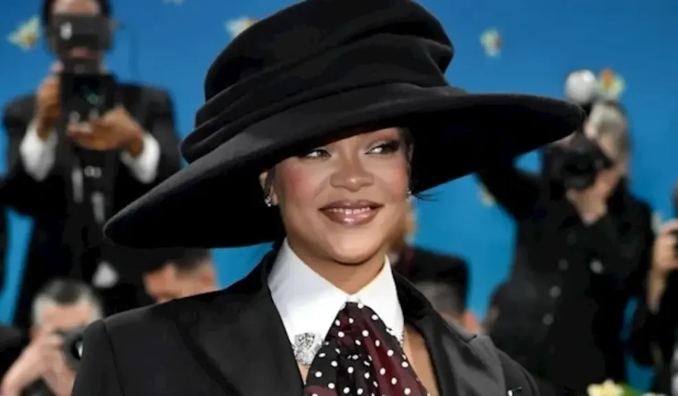 المطربة ريهانا تعلن عن حملها الثالث في حفل met gala 2025