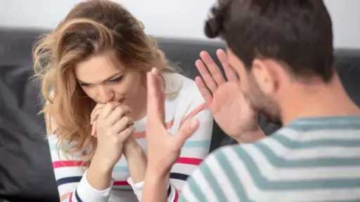 بين البخل والهلاوس.. زوجتان أمام...