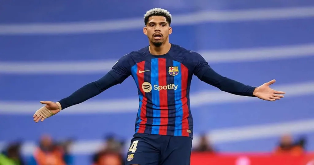 العتاب الأخير وغضب جماهير برشلونة.. هل انتهت رحلة”رونالد أراوخو” بعد خروج برشلونة من دوري أبطال أوروبا؟؟