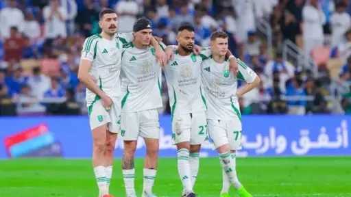 رياض محرز يقود تشكيل الأهلي...