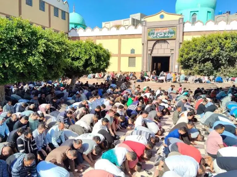 بعد مكوثه ١٠ أيام في العناية ....كفر الشيخ تودع فقيدها أدهم ضحية أصدقاءه