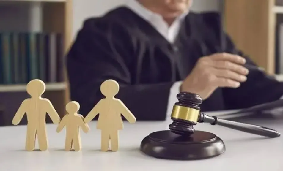 لا يحق لها الحضانة.. قضية أم تدعي الطلاق من زوجها لضم حضانة ابنتها