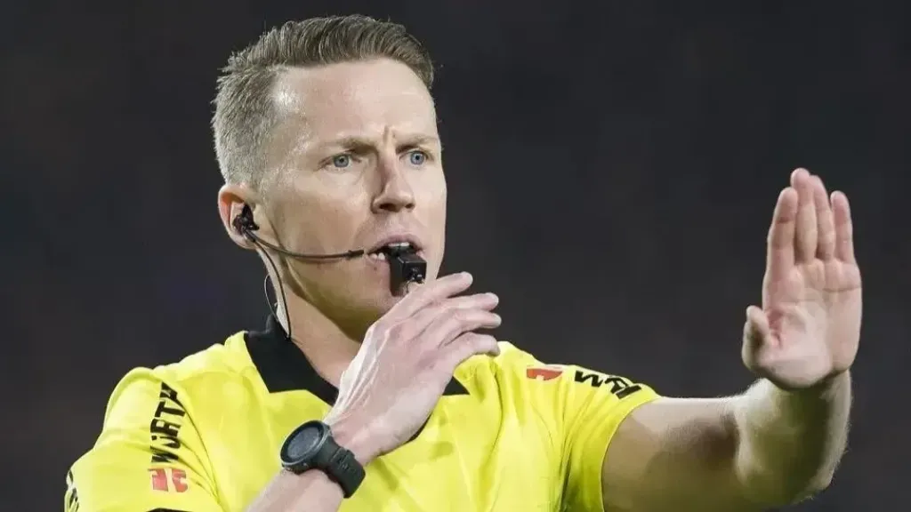 صافرة نارية تشعل الكلاسيكو.. من هو حكم كلاسيكو برشلونة وريال مدريد في الدوري الإسباني؟