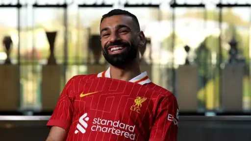 رافينيا يتجاهل زملاءه ويضع محمد...