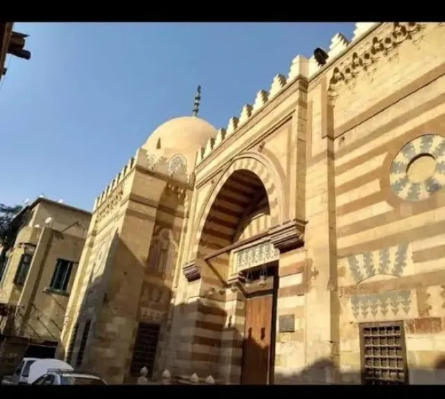 بائعة إيشاربات لسائح: مش هسيبك غير لما تجيب فلوس والأجهزة الأمنية تتدخل