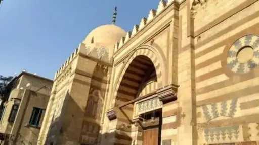 بائعة إيشاربات لسائح: مش هسيبك...
