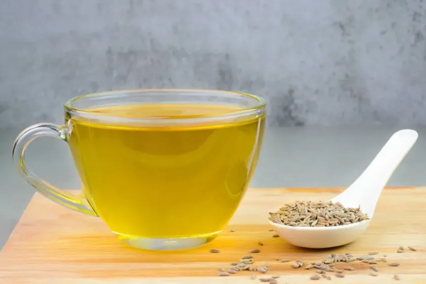 ماء الكمون بعد العشاء... سر طبيعي لتحسين الهضم والنوم وصحة الجسم
