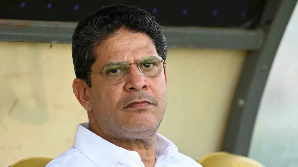 استعدادًا لمباراة بيراميدز... أيمن الرمادي يعقد اجتماع مع لاعبي الزمالك