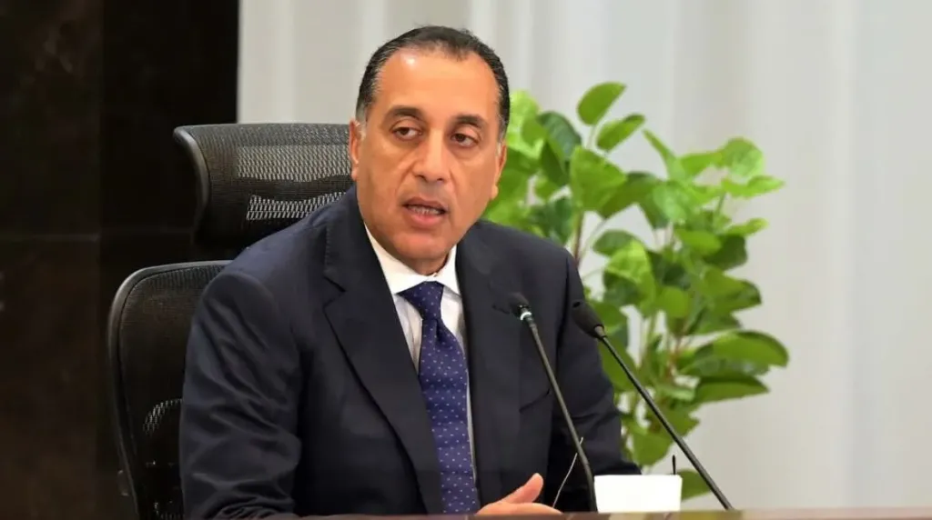 استثمارات ضخمة.. مصطفى مدبولي في زيارة لمشروعي شركة ”رووتس” و”سكاي للموانيء”