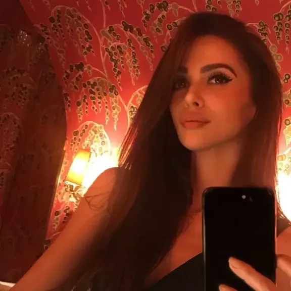 تصريح برئ يُسقط الحسناء البلقانية في فخ المنع الأمريكي.. فما قصة ”جاسمينا ميدزيك”؟